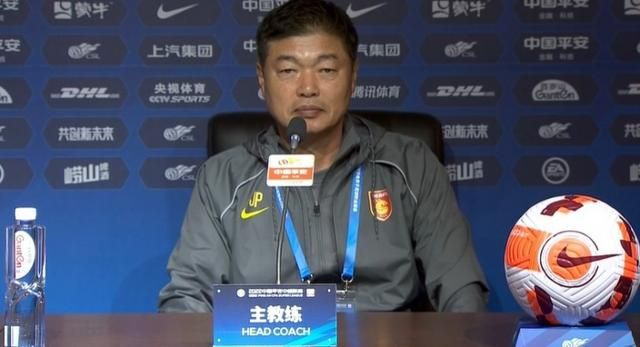 官方消息，吉姆-拉特克利夫为首的英力士集团收购曼联俱乐部25%股份。